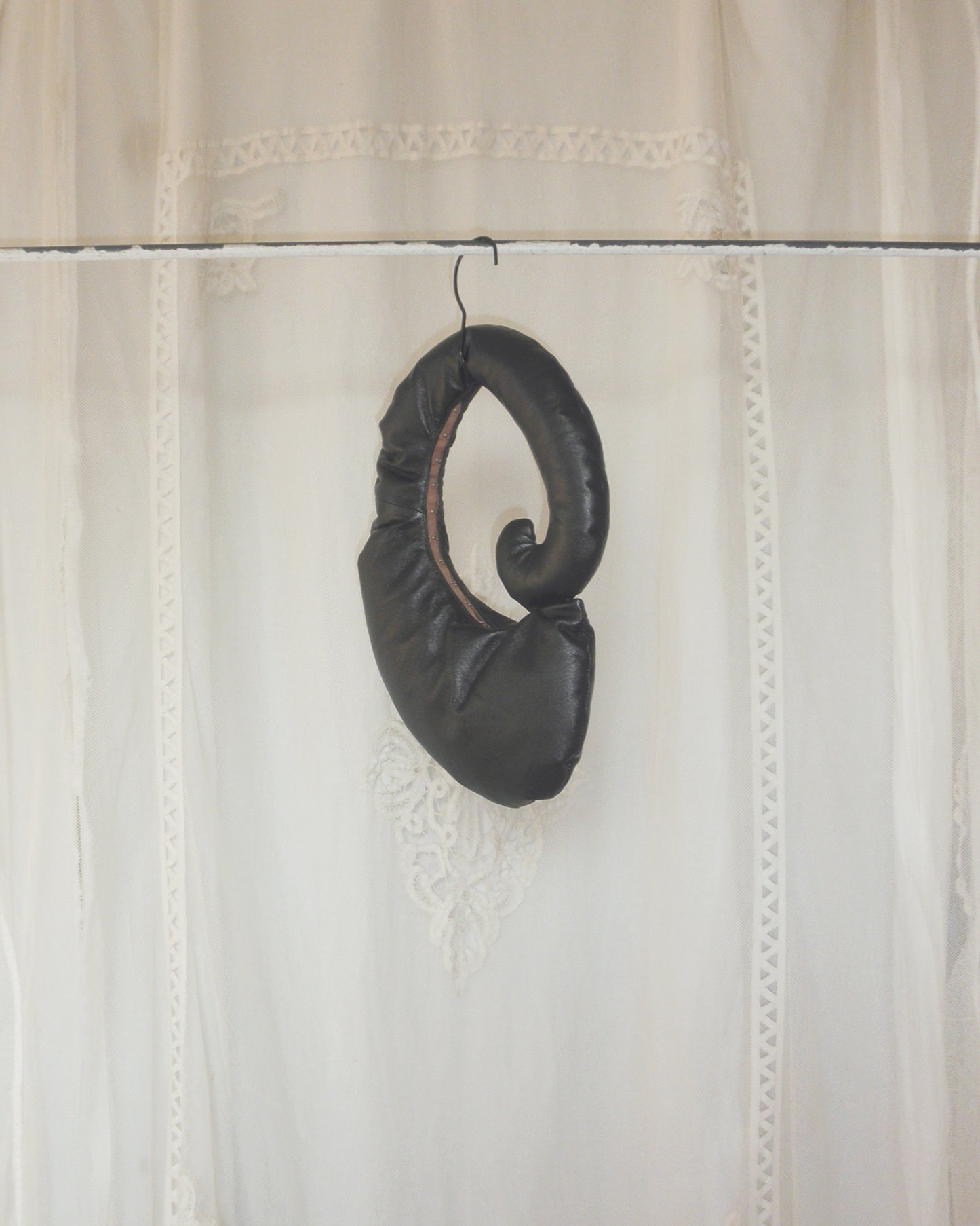 CRESCENT BAG / leather