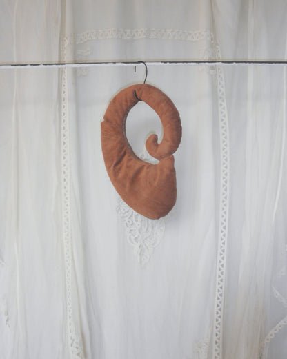 CRESCENT BAG / leather